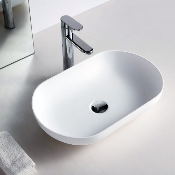 Aufsatzwaschbecken mit Armatur und Handtuch
