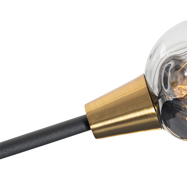 Detailaufnahme einer Lampe mit Glühbirne und Metallfassung