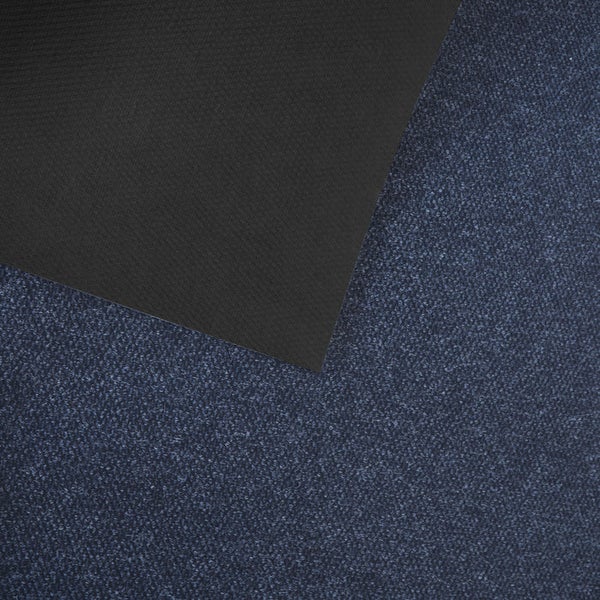 Detailansicht eines blauen Teppichbodens mit schwarzer Rückseite.
