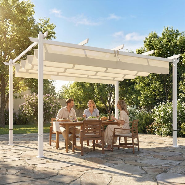 Weiße Pergola mit ausziehbarem Sonnensegel über einem hölzernen Esstisch im sonnigen Garten mit drei Personen.