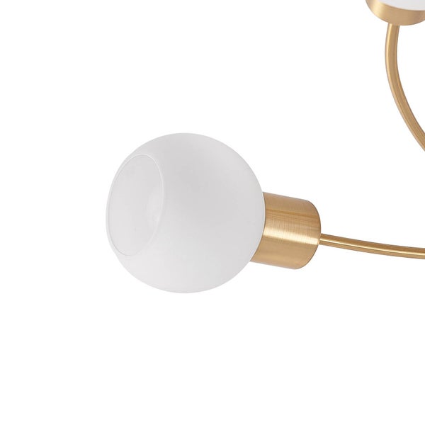 Detailaufnahme einer goldenen Deckenleuchte mit mattweißem Lampenschirm