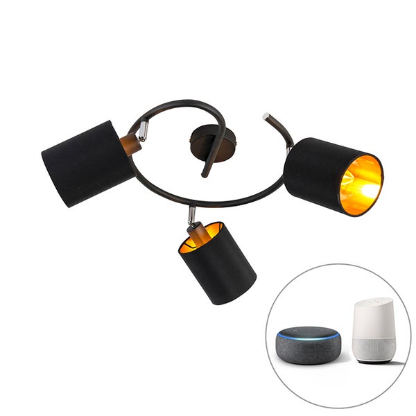 Dreiflammige Deckenleuchte mit geschwungenem schwarzem Metallarm und drei schwarzen Textilschirmen mit goldener Innenseite, Smart Home kompatibel.