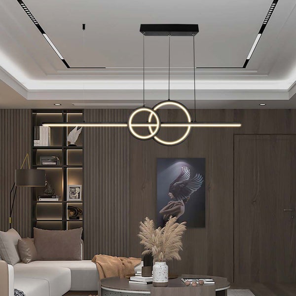 Moderne Wohnraumbeleuchtung mit LED-Hängeleuchte in Ringform über einem Wohnzimmer.