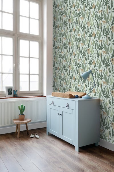 Helles Zimmer mit Dschungeltapete, Kommode und Fenster