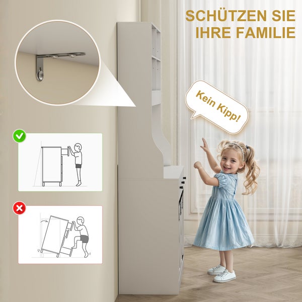 Weißes Regal mit Wandbefestigung durch Metallwinkel als Kippschutz, daneben steht ein Kind in einem hellen Zimmer.