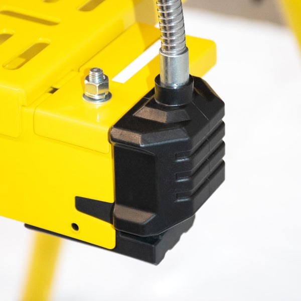 Detailansicht einer Werkbank mit Schraube und flexiblem Arm