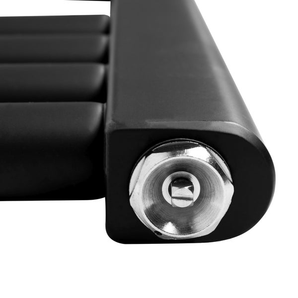 Nahaufnahme eines Heizkörpers aus Metall mit Entlüftungsventil.