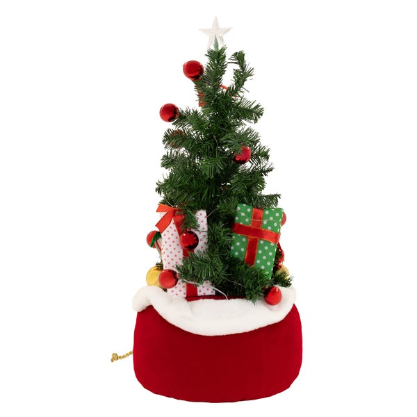 Geschmückter künstlicher Weihnachtsbaum in einem Weihnachtssack mit Geschenken und Stern an der Spitze