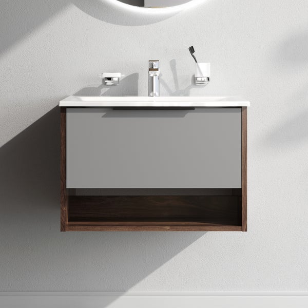 Hängender Waschtischunterschrank mit einem Schubfach und offenem Ablagefach inklusive Waschbecken und Armatur vor einer hellen Wand.