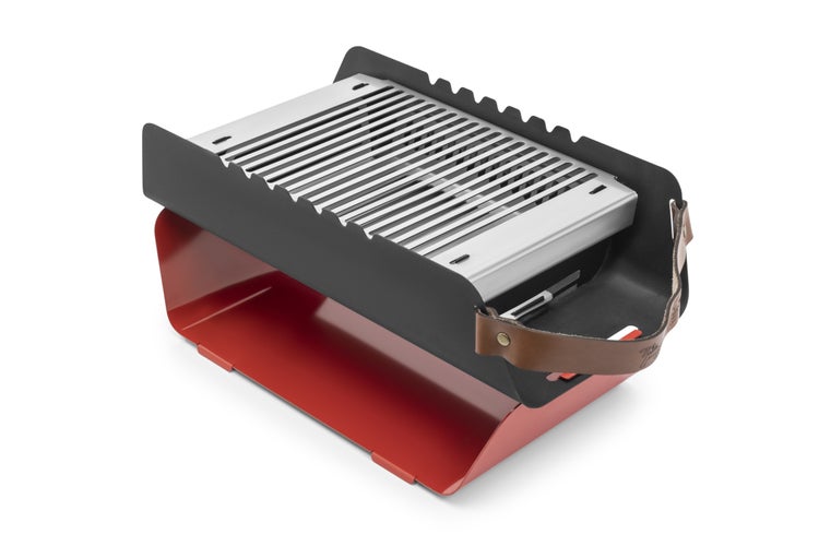 The Favilla FUMO mobiler Holzkohlegrill (48x25x11 cm) in Rot – 2-in-1 Grill mit Edelstahlrost & Spießhalterung – Inkl. Tragetasche für Camping & Balkon