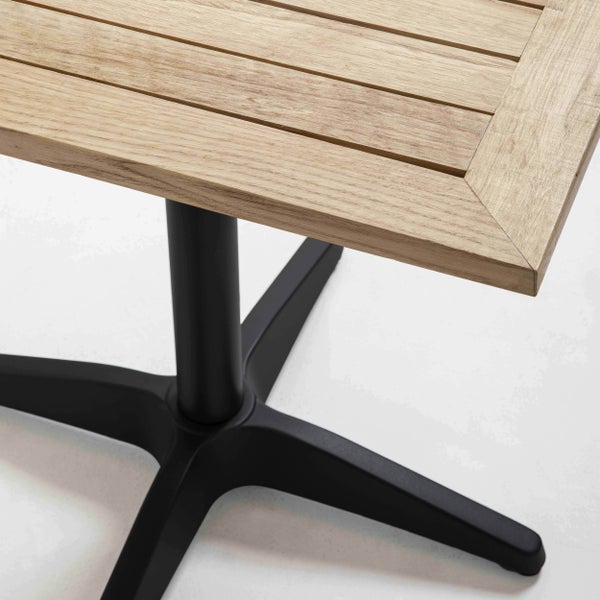 Bistrotisch mit Tischplatte aus Holzlatten und schwarzem Mittelfuß aus Metall.