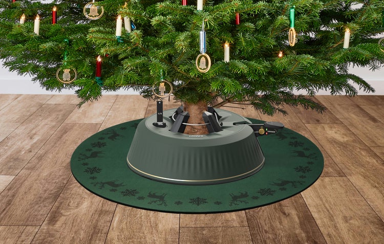 Querschnitt einer Weihnachtsbaumunterlage mit vier Schichten: festliches Design, Bodenschutz, wasserdichte Schicht und rutschfeste Unterseite.