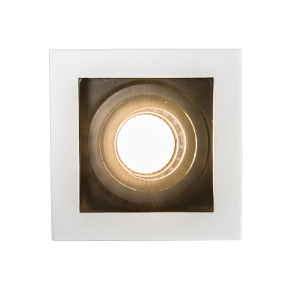 Quadratischer Einbaustrahler in Weiß mit rundem Leuchtmittel und warmem Licht