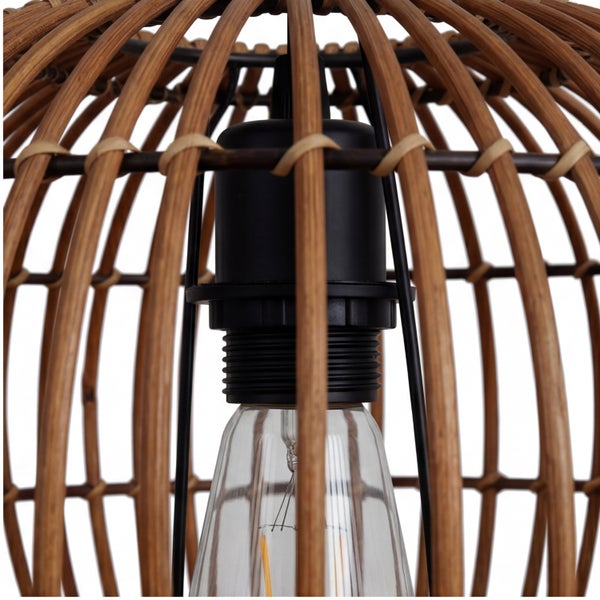 Nahaufnahme einer Pendelleuchte mit braunem Rattan-Geflecht, schwarzer Fassung und klarem Leuchtmittel.