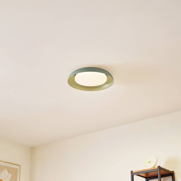 Runde Deckenleuchte mit Metallring und weißem Diffusor an einer hellen Zimmerdecke in einem hellen Raum.