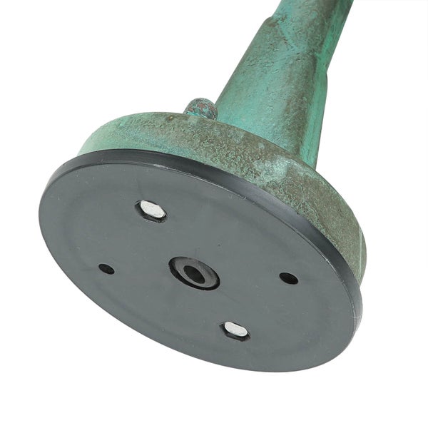 Detailaufnahme einer Sockelbefestigung für eine Leuchte.