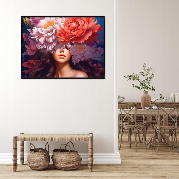 Wandbild mit Frauenporträt und Blumenmotiv in einem modernen Wohnzimmer mit Holzbank und Weidenkörben.