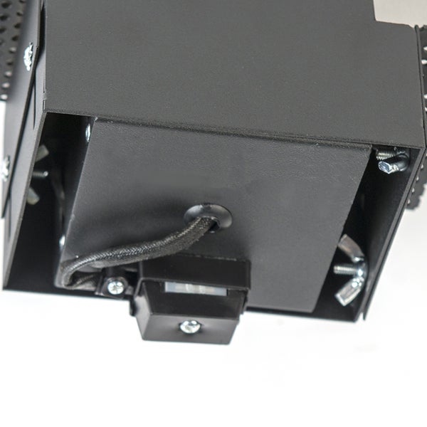 Detailansicht der Rückseite einer schwarzen Metallleuchte mit Verkabelung, Anschlussbox und Montageschrauben.