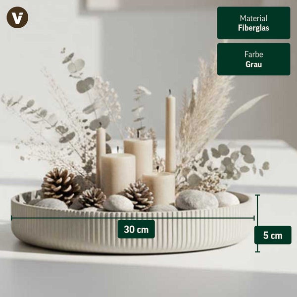 Graue runde Dekoschale aus Fiberglas, Rillenstruktur, Durchmesser 30 Zentimeter, Höhe 5 Zentimeter, dekoriert mit Kerzen und Naturmaterialien.