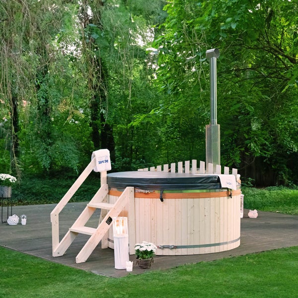 Home Deluxe - Hot Tub SKANDI - Größe M, ⌀ 180 cm, Außenhöhe 100 cm, Nordische Fichte, inkl. Abdeckung, Treppe und Ofen I Badefass Badetonne Whirlpool