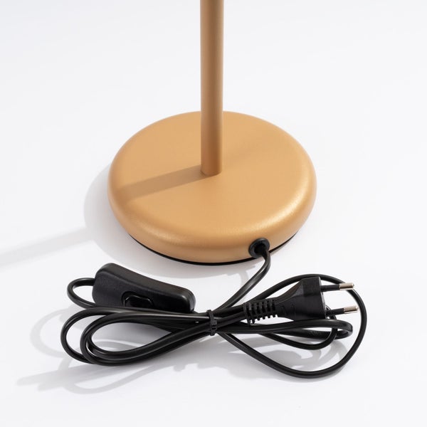 Detailansicht einer Stehlampe mit Schalter und Stecker