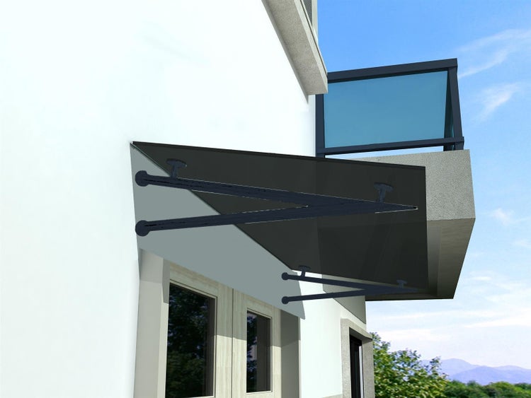 Modernes Glasvordach für die Haustür mit schwarzen Metallhalterungen an einer weißen Hauswand.