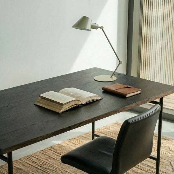 Tisch mit Lampe, Buch und Notizbuch für Büro oder Arbeitszimmer