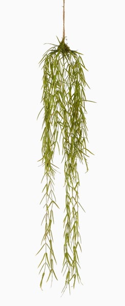 Künstliche Hängepflanze mit langen grünen Trieben und Moosbasis an einem Juteseil.