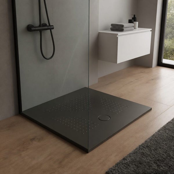 Moderne, flache Duschwanne in einem hellen Badezimmer mit schwarzer Armatur, Glaswand und Boden in Holzoptik.