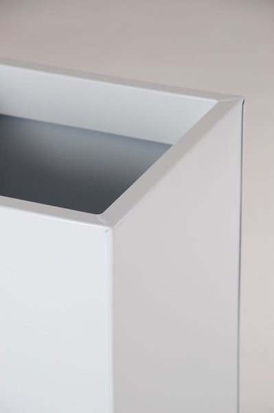 Eckdetail eines rechteckigen Pflanzkübels aus Metall mit glatter Oberfläche.