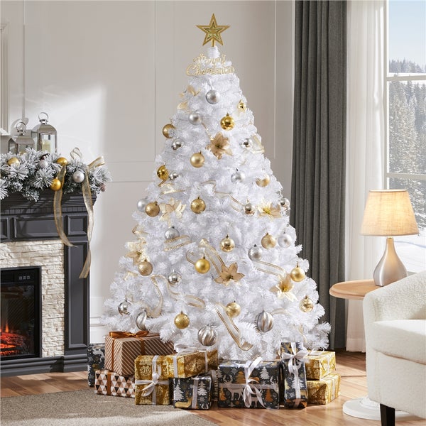 Weihnachtliche Wohnzimmerszene mit weißem Weihnachtsbaum, geschmückt mit goldenen und silbernen Kugeln, Stern und Geschenken