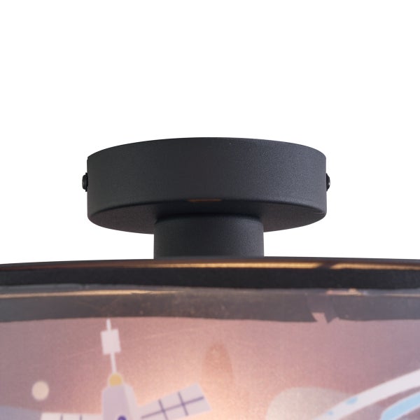 Detailansicht der schwarzen Deckenhalterung aus Metall einer Deckenleuchte mit gemustertem Lampenschirm.