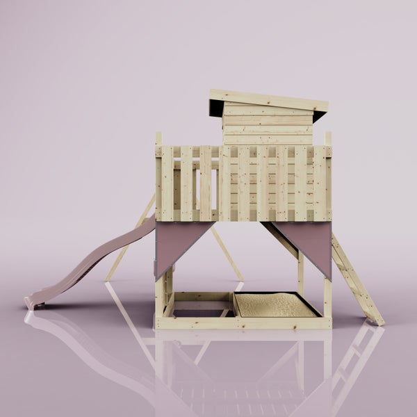 Spielturm aus Holz mit Rutsche, Leiter, Sandkasten und Spielhaus mit Geländer.