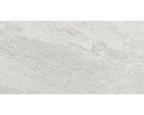 Helles Badezimmer mit Waschbecken, Dusche und Holzdetails