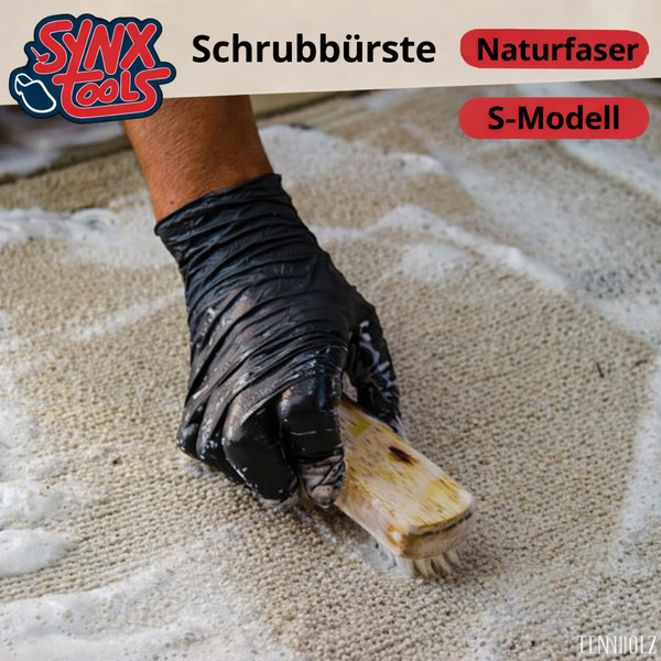 Eine Person reinigt mit einer Naturbürste und Handschuhen einen Teppich. Synx Tools Logo.