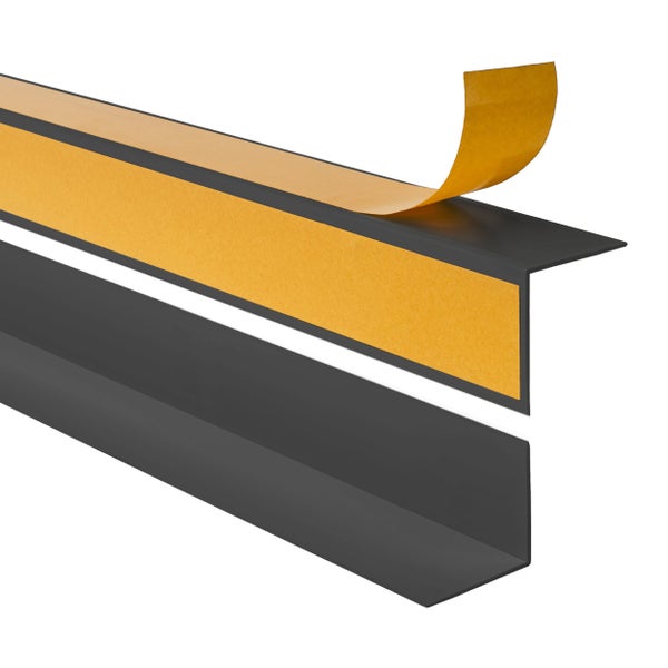 Selbstklebendes Winkelprofil aus Kunststoff in Anthrazit für Kanten und Treppen.