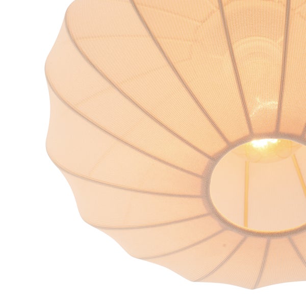 Lampenschirm aus Stoff mit Rippenstruktur und beleuchtetem Leuchtmittel