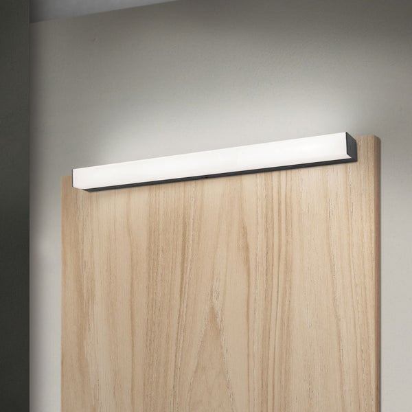 Moderne LED Spiegelleuchte für die Wandmontage über dem Spiegel in minimalistischem Design.