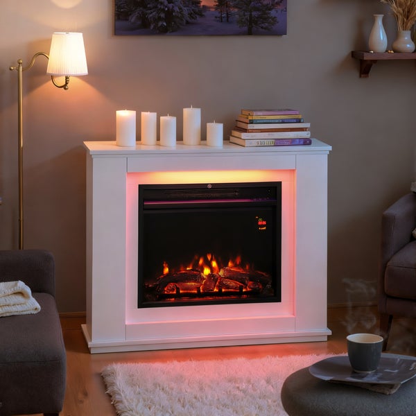 Elektrischer Kamin mit weißer Umrandung und Flammeneffekt, dekoriert mit Kerzen und Büchern in einem gemütlichen Wohnzimmer.