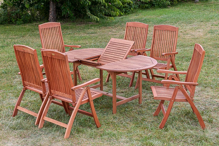 Gartensitzgruppe aus Holz mit Ausziehtisch und sechs Stühlen auf Rasen