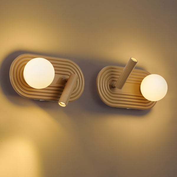 Zwei moderne Wandleuchten mit ovaler, gerippter Basis, Glaskugel und verstellbarem Leselicht.