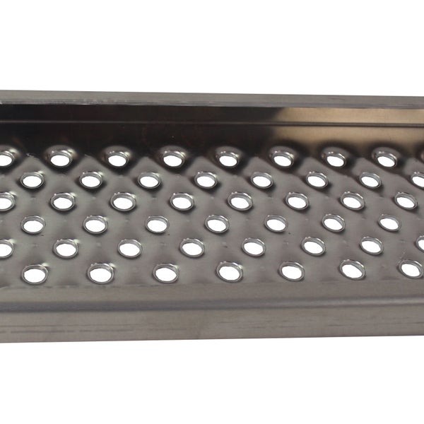 Metallstufe mit Löchern für erhöhte Rutschfestigkeit