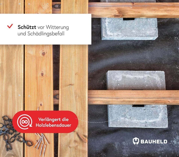 Holzterrasse im Bau mit Unterkonstruktion, Bauheld Logo und Hinweisen zu Schutz vor Witterung und Verlängerung der Lebensdauer