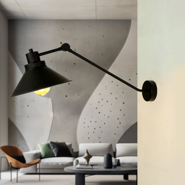 Schwenkbare Wandleuchte aus Metall im Wohnzimmer.