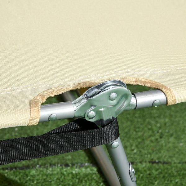 Detailansicht des Metall-Klappmechanismus einer Gartenliege mit beigefarbenem Bezug und schwarzem Gurt.