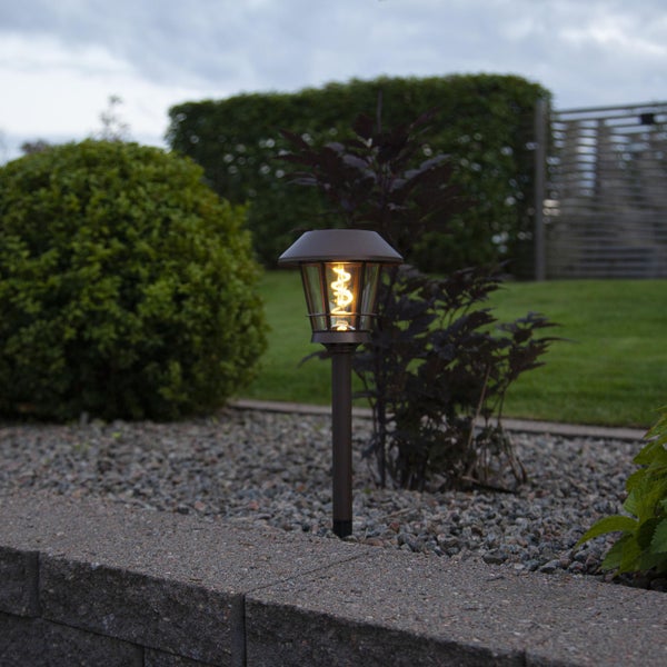 Garten Szene mit Gartenleuchte zur Wegbeleuchtung