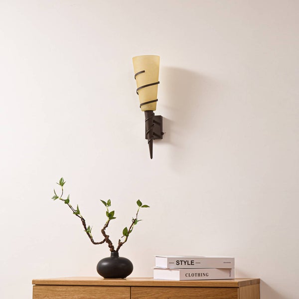 Wandleuchte mit Lampenschirm und dekorativen Elementen