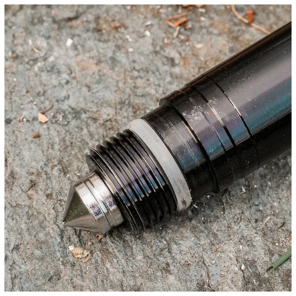 Detailansicht eines Erdspießes mit Gewinde, Dichtungsring und scharfer Metallspitze.