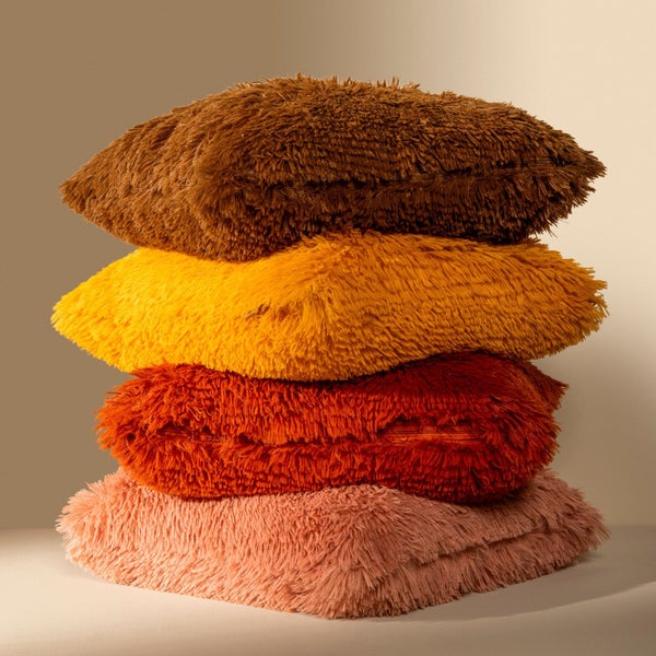 Stapel aus vier flauschigen Kissen