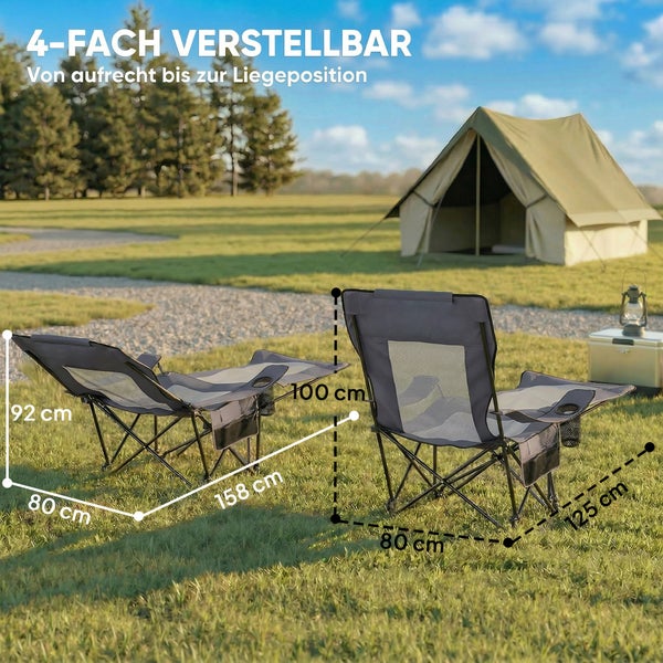 Zwei verstellbare Campingstühle mit Liegefunktion und Getränkehalter auf einer Wiese vor einem Zelt inklusive Maßangaben.